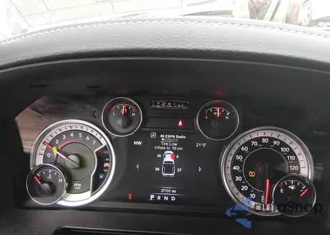 2017 Ram 1500 Laramie 4X4 5'7 Box z USA, uszkodzony, nr VIN 1C6RR7NT5HS720961